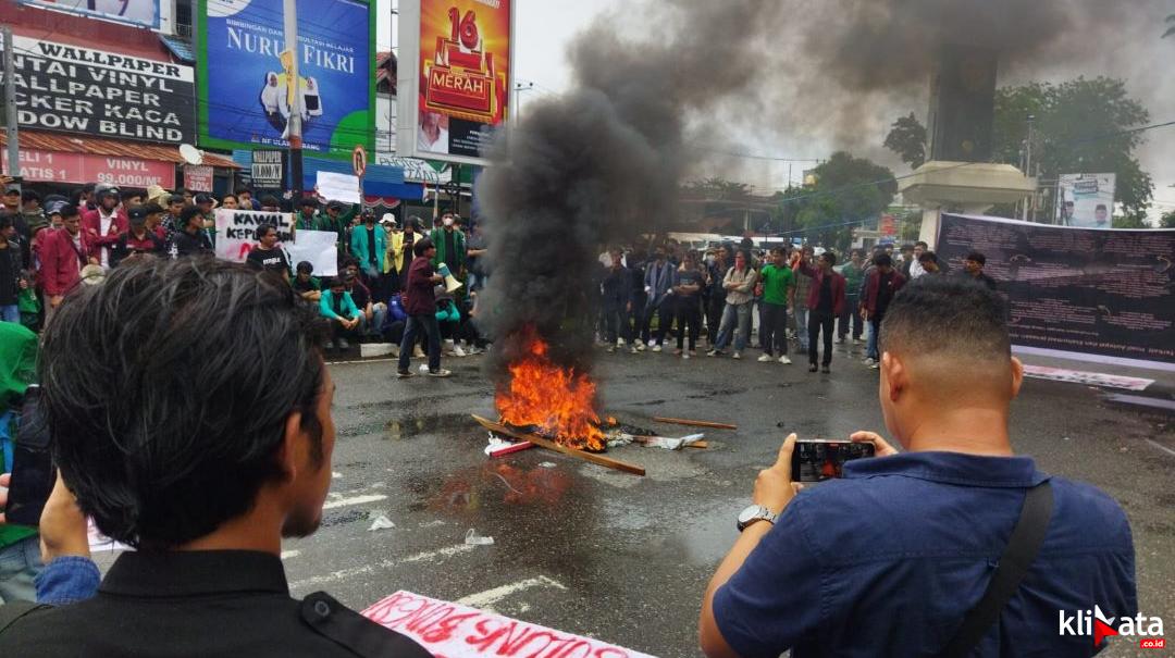 Demo Darurat Indonesia di Sumbar : Mahasiswa Minta Membubarkan DPR