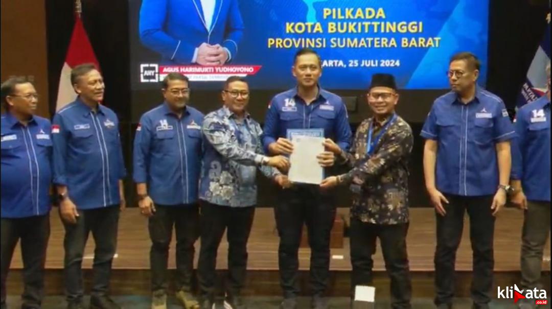 DPP Partai Demokrat Resmi Menyerahkan Rekomendasi Pada Ramlan Nurmatias-Ibnu Asis Dalam...