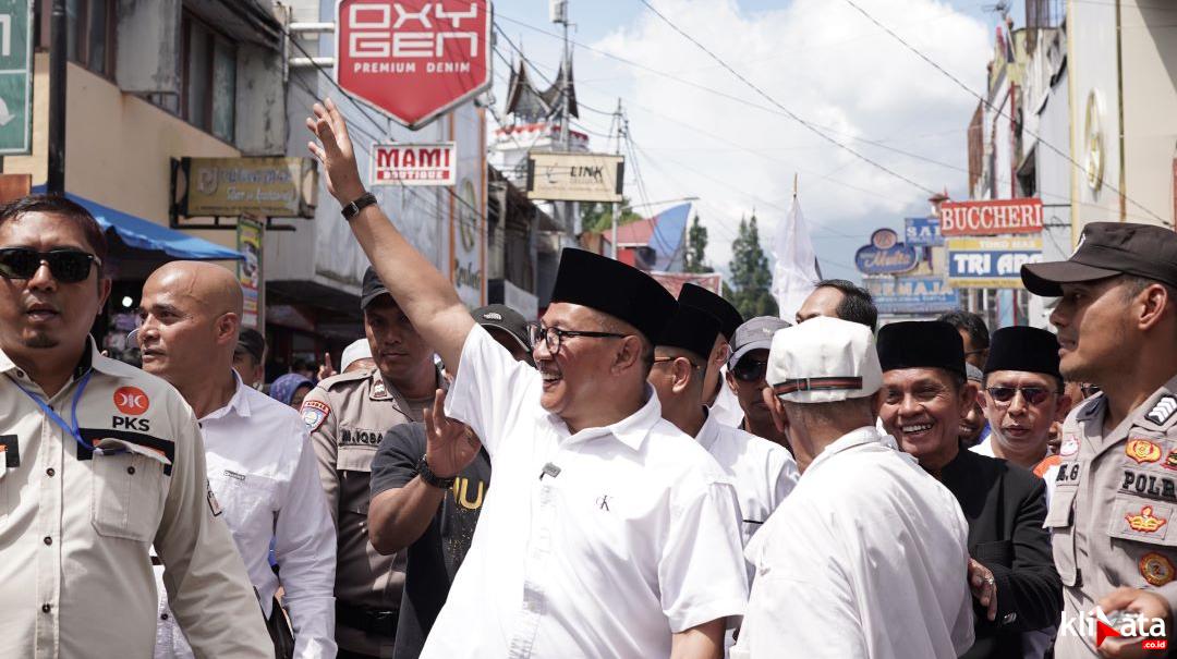 Massa Ramlan Nurmatias-Ibnu Asis Padati Pendestrian Jam Gadang