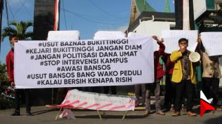 Perwakilan Aliansi BEM Sumbar Demo Kejari Bukittinggi,...