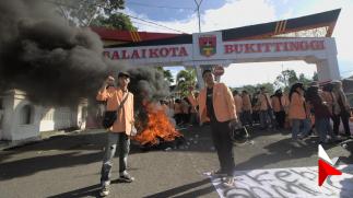 Mahasiswa Universitas Fort De Kock Demontrasi ke Pemko...