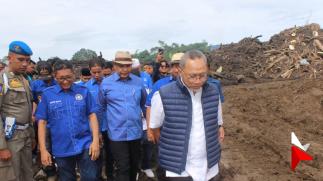 Zulkifli Hasan Ketum PAN Tinjau Korban Banjir Bandang...